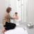 Shnuggle - световно-награждавана бебешка вана с клапа 12+ месеца Бяло със сиво