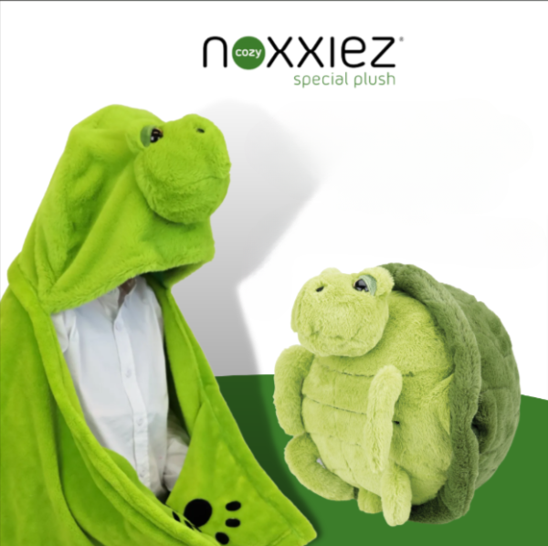 ОФЕРТА Noxxiez 3в1 гушкаща плюшена играчка и възглавница за сън и затопляне на ръцете + Одеяло с качулка и джобчета за ръце във формата на животно