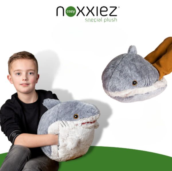 ОФЕРТА Noxxiez 3в1 гушкаща плюшена играчка и възглавница за сън и затопляне на ръцете + Noxxiez 2в1 голяма пантофка за затопляне на крака и плюшена играчка - Акула