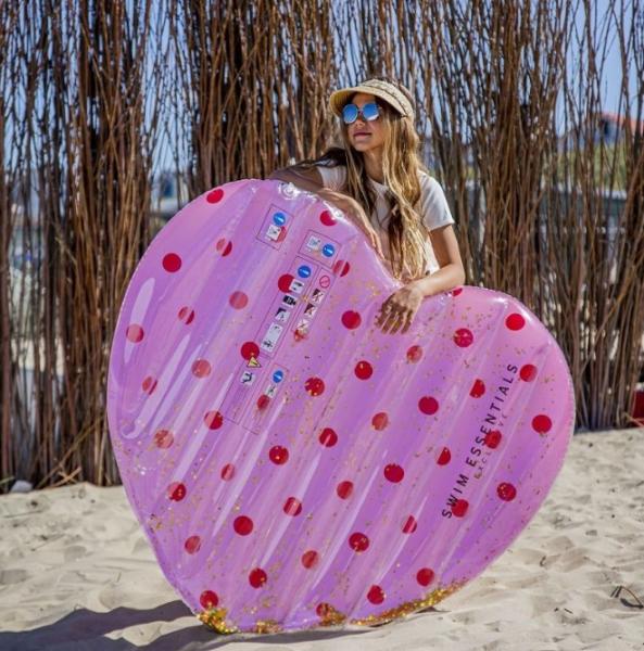 Swim Essentials: Плажен дюшек във формата на сърце за деца 6+ години "Pink with Red dots Heart"